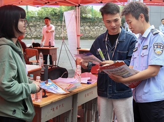 安顺经开区：反诈宣传进校园 护航学子求职路