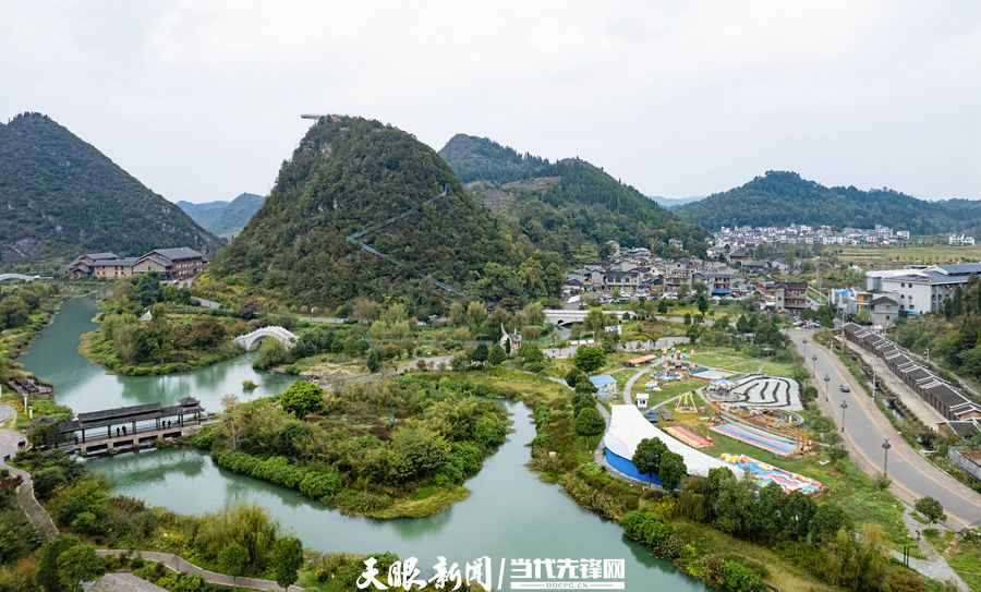 65圖為徐麟在興仁市屯腳鎮鯉魚村與群眾親切交流.