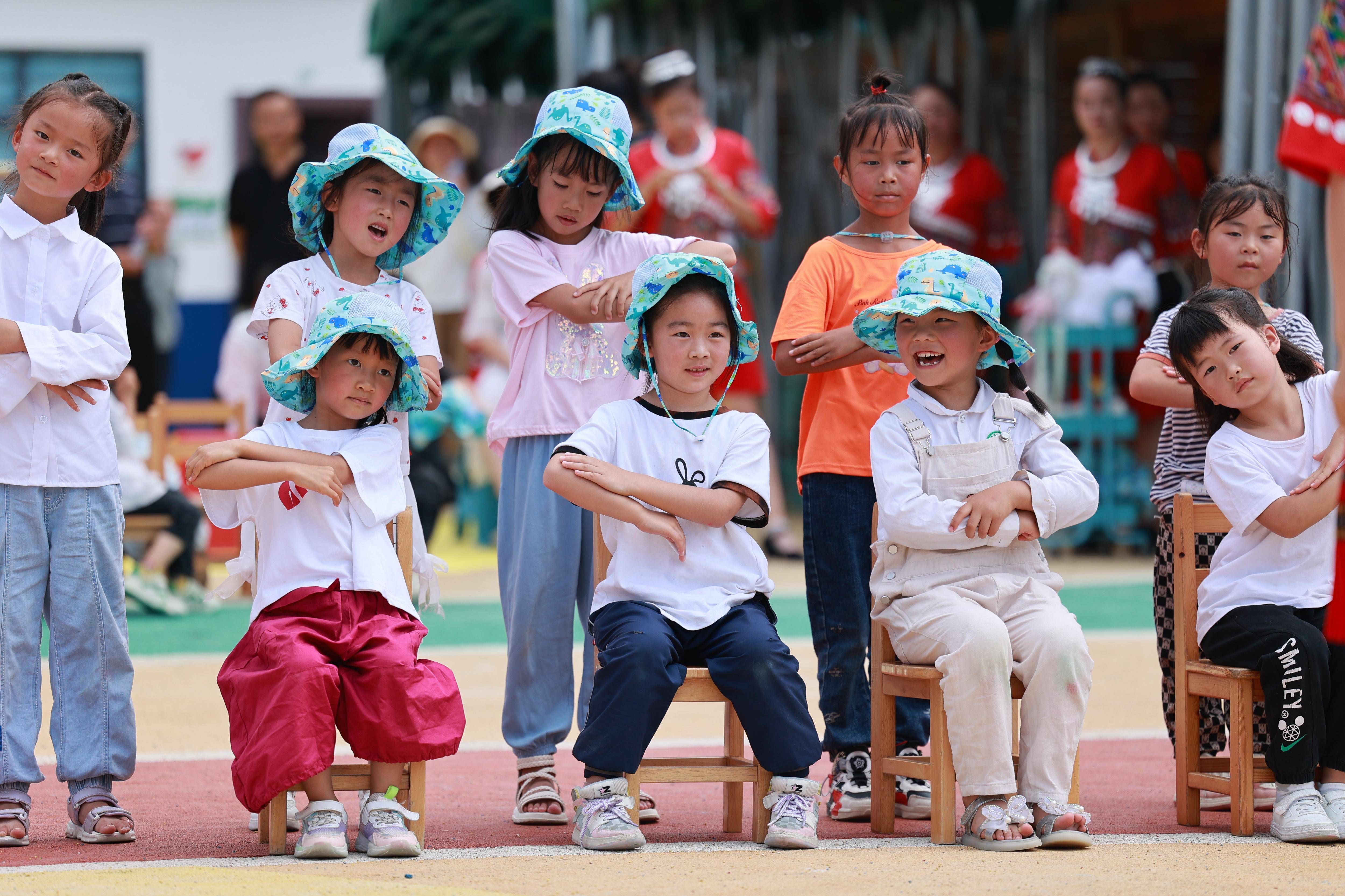 柏杨林街道的七星关区第三幼儿园，孩子们在表演节目（7月13日摄）。 新华社记者 刘续 摄.jpeg