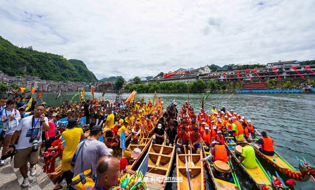 "五月初五是端阳,划起龙船去游江;两边坐的是划船手,两岸站的是看船人