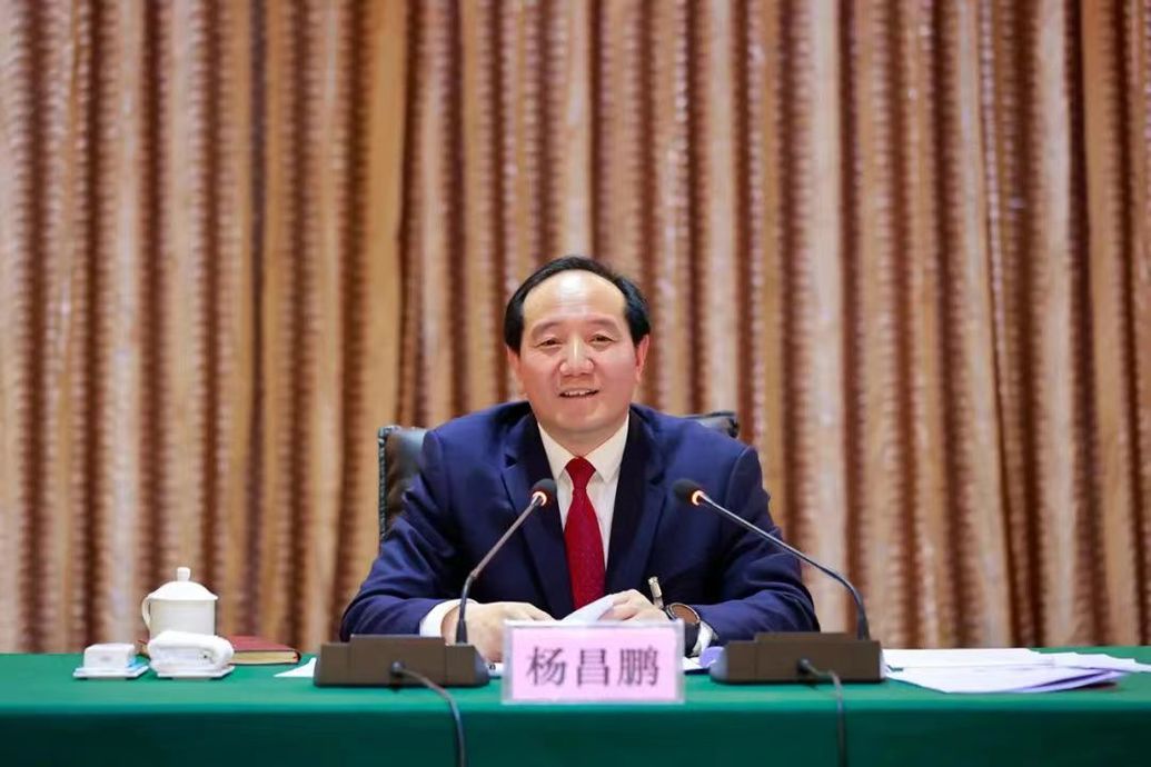 杨昌鹏参加市政协五届三次会议工商联经济界讨论时强调在新的起点上