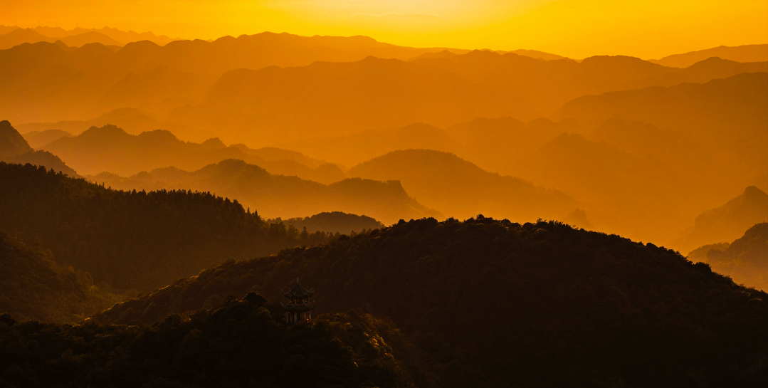 遵义市正安县九道水景区夕阳辉映着连绵起伏的山峦。万安 摄.jpg