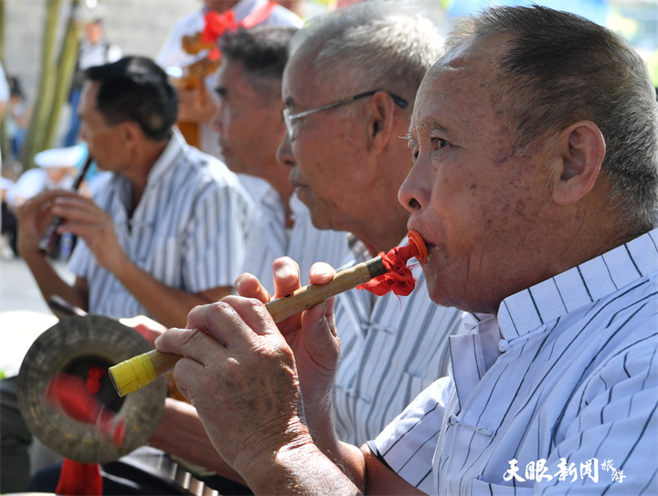 贵州省黔西南布依族苗族自治州贞丰县永丰街道岩鱼村布依族村民在表演布依族八音坐唱。.JPG