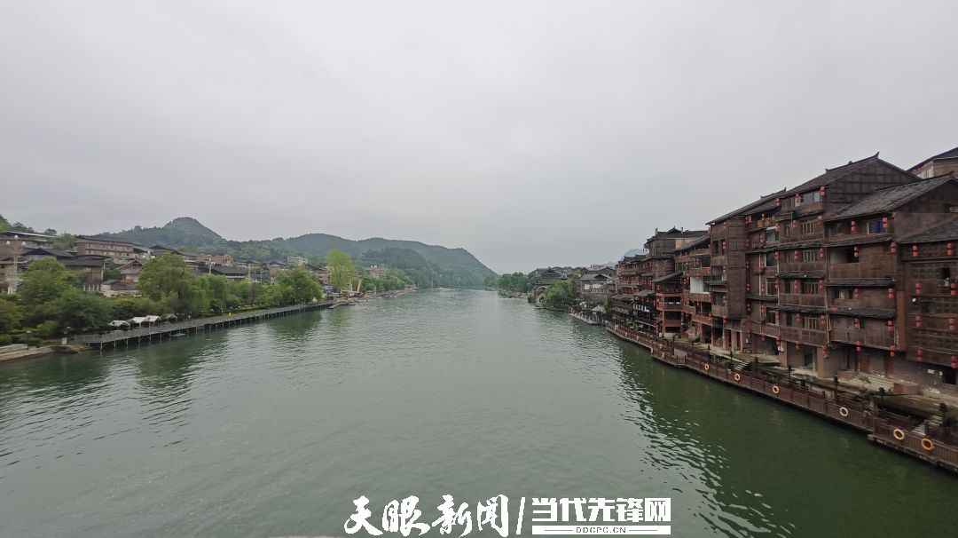 清水江畔的下司古镇景区。.jpg