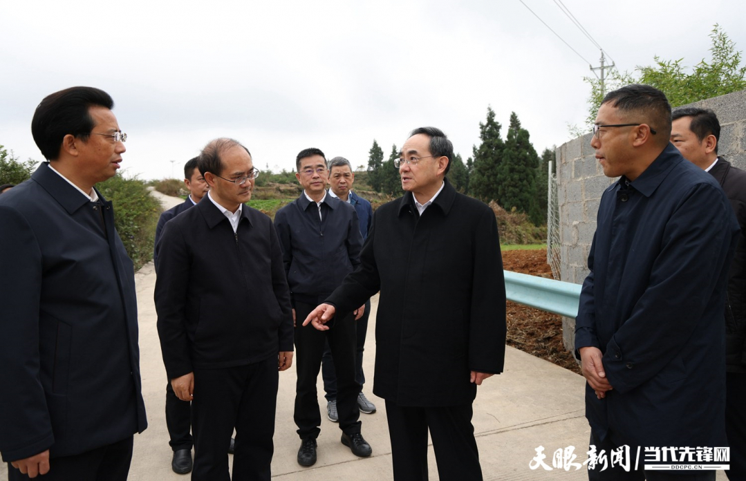 图为徐麟在盘州市两河街道花家庄村，了解当地垃圾清运处置情况。.jpg