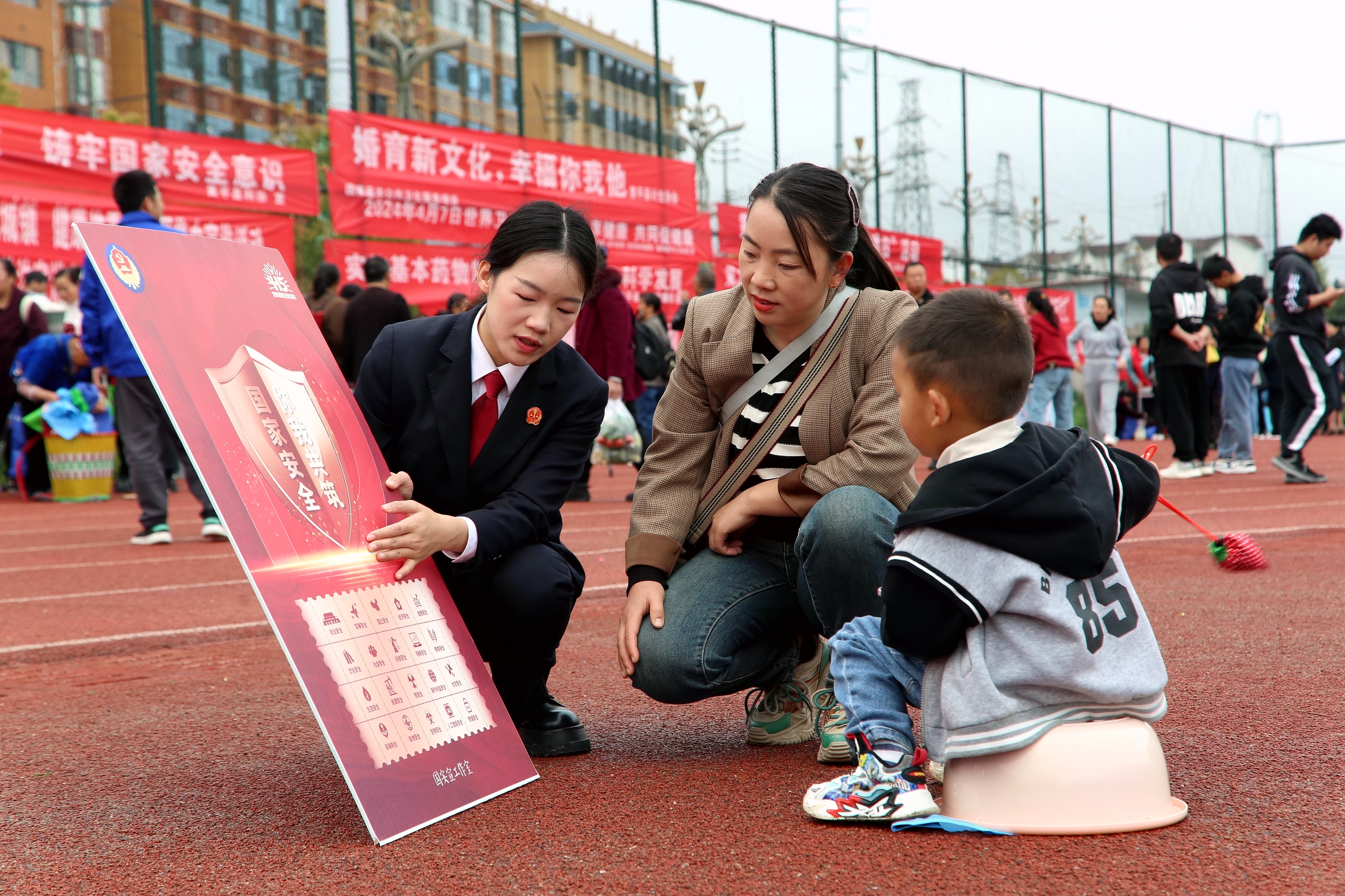 733137-4月12日，黄平县人民法院普法宣传员利用赶集日在县体育足球场内以“双语”普法的方式，向来往群众讲解什么是国家安全、国家安全包括哪些方面以及在日常生活中发现危害国家安全的行为如何应对和及时举报等内容，并发放国家安全教育宣传手册，进一步提升群众维护国家安全意识。.JPG