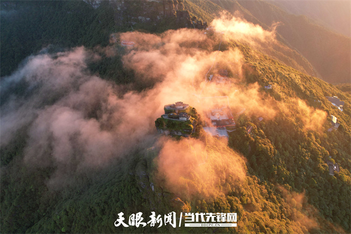 512654-2022年8月13日，在世界自然遗产地梵净山蘑菇石景区拍摄的日出红云金顶景观。.jpg