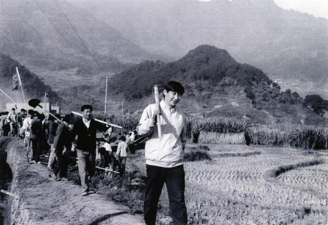 1989年12月2日,时任中共宁德地委书记的习近平带领地直机关千余名干部到宁德县南漈水利工地参加清沟排障修整水渠劳动。新华社发