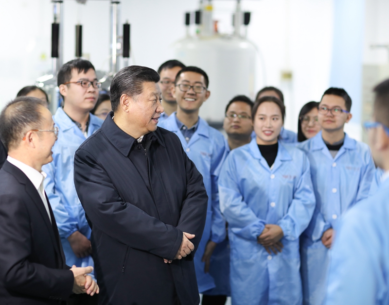 2019年1月17日,习近平在天津南开大学元素有机化学国家重点实验室同师生亲切交流。