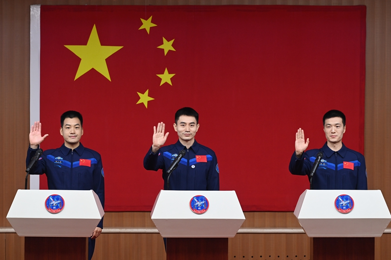 2024年月24日,神舟十八号载人飞行任务航天员叶光富(中)、李聪(右)、李广苏在酒泉卫星发射中心问天阁与媒体记者集体见面。