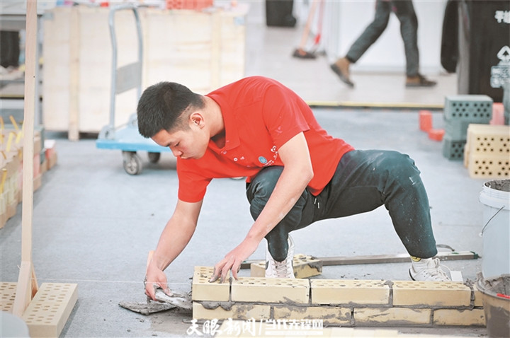 砌筑项目比赛现场。 贵州日报天眼新闻记者 郑宇潇 摄.jpg