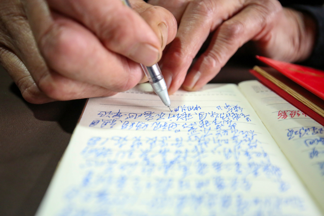 6月11日，李光忠正在写日记  贵州日报天眼新闻记者 王纯亮  摄 (1).JPG
