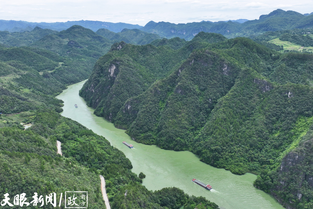 11。7月14日，载满36个集装箱的“航电662号”“航电663号”船舶从遵义港余庆港区沙湾码头起航，标志着“贵州余庆—重庆涪陵”集装箱班轮成功开航。（6）_副本.jpg