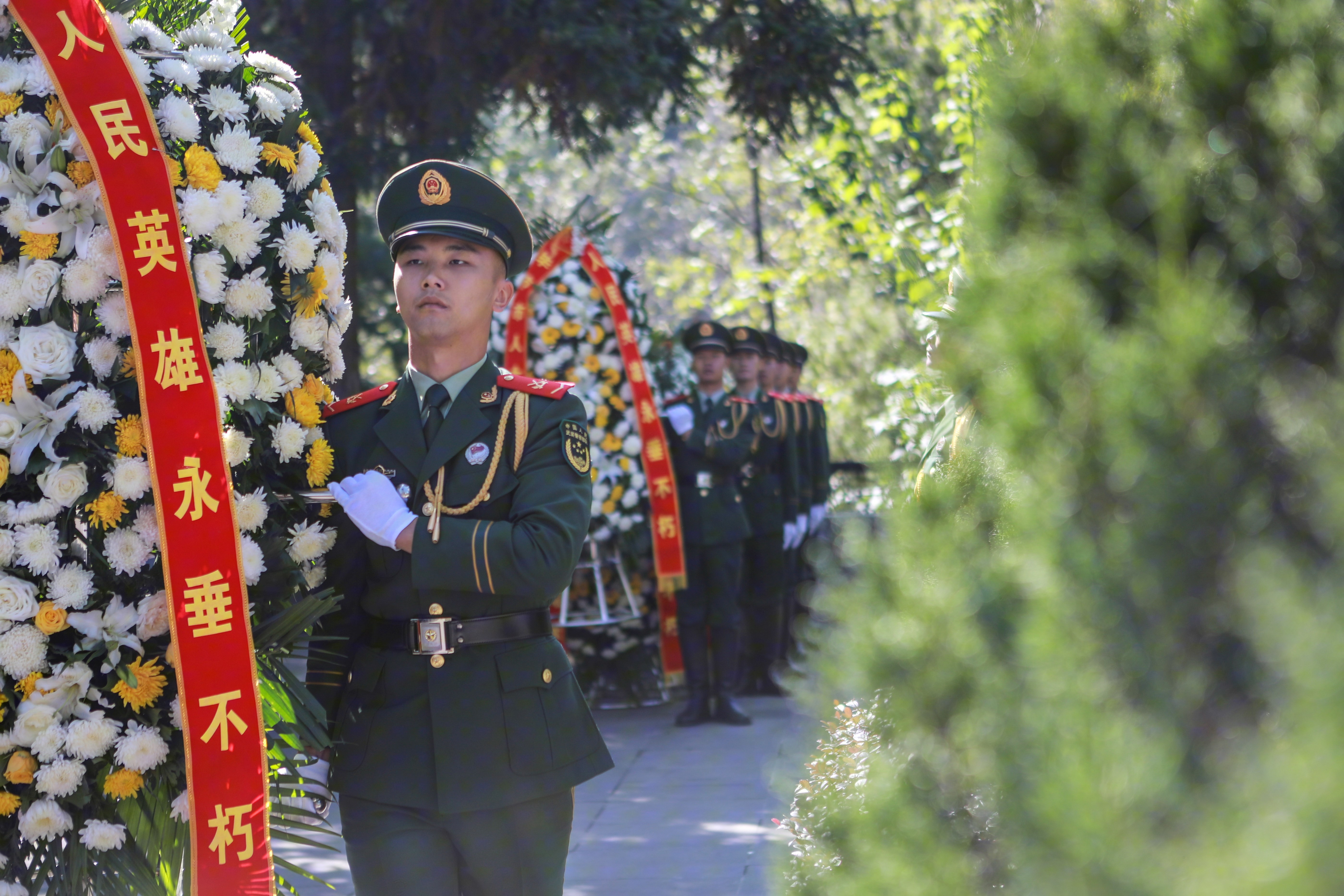 418028-9月30日，武警官兵在毕节市烈士陵园向革命先烈敬献花篮。.jpg