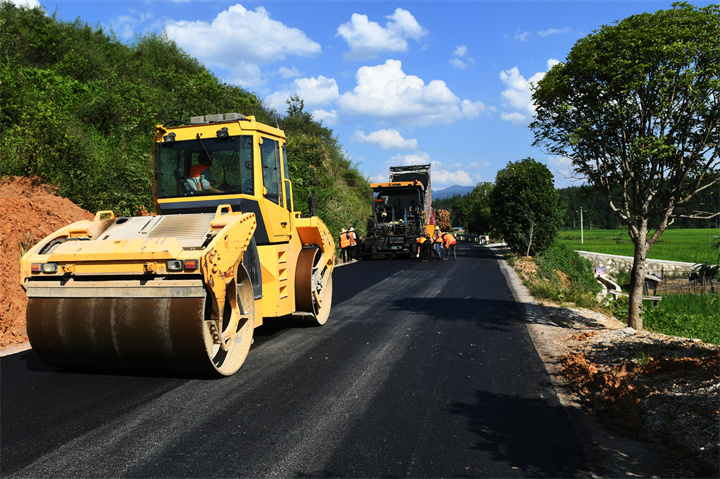 黔东南州锦屏县农村公路建设摊铺沥青  冯四方 摄.JPG