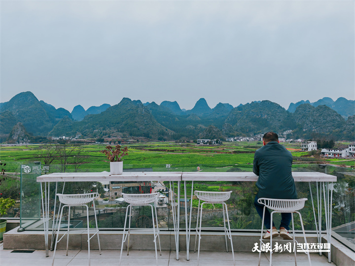 2 王强在有山阁民宿中看风景.jpg