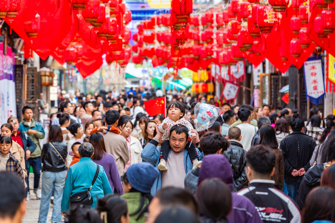 国庆假日，游客在贵州省安顺市西秀区安顺古城历史文化街区游玩。（陈熙 摄）.jpg