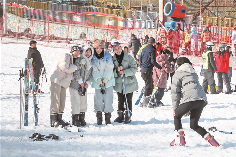 美丽的滑雪场，让游客忍不住排队合影留念。郭君海 摄 （贵州图片库发）.jpg