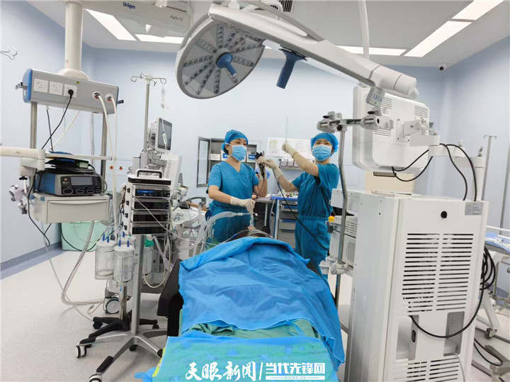 图为王丽萍（左）团队正在手术。.jpg