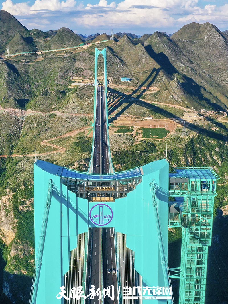 9月28日，花江峡谷大桥云端咖啡厅。贵州日报天眼新闻记者 刘青摄DJI_0433 拷贝.jpg