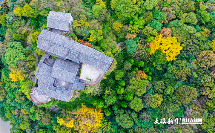 航拍安顺屯堡天台山（安顺旅游集团公司供图）.jpg