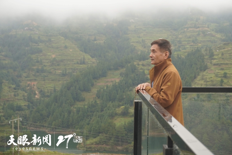 5望着白岩村的自然风光，叶辛在思考如何进行文学表达_a.jpg