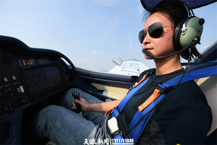 韩玉驾驶飞机在空中飞行（陈孝新 摄）.JPG