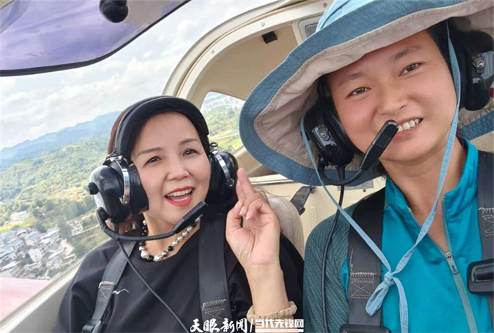 韩玉在飞机上与游客合影。受访者供图.jpg