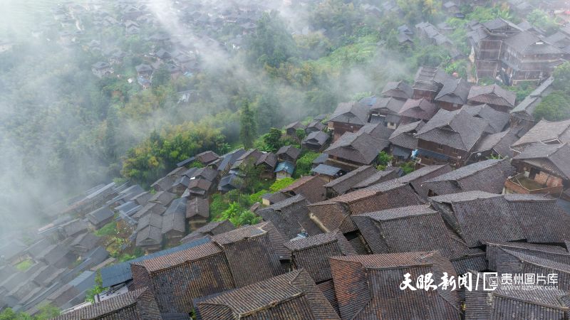 918374-2025年9月25日，贵州省从江县丙妹镇云雾缭绕的岜沙苗寨。.JPG