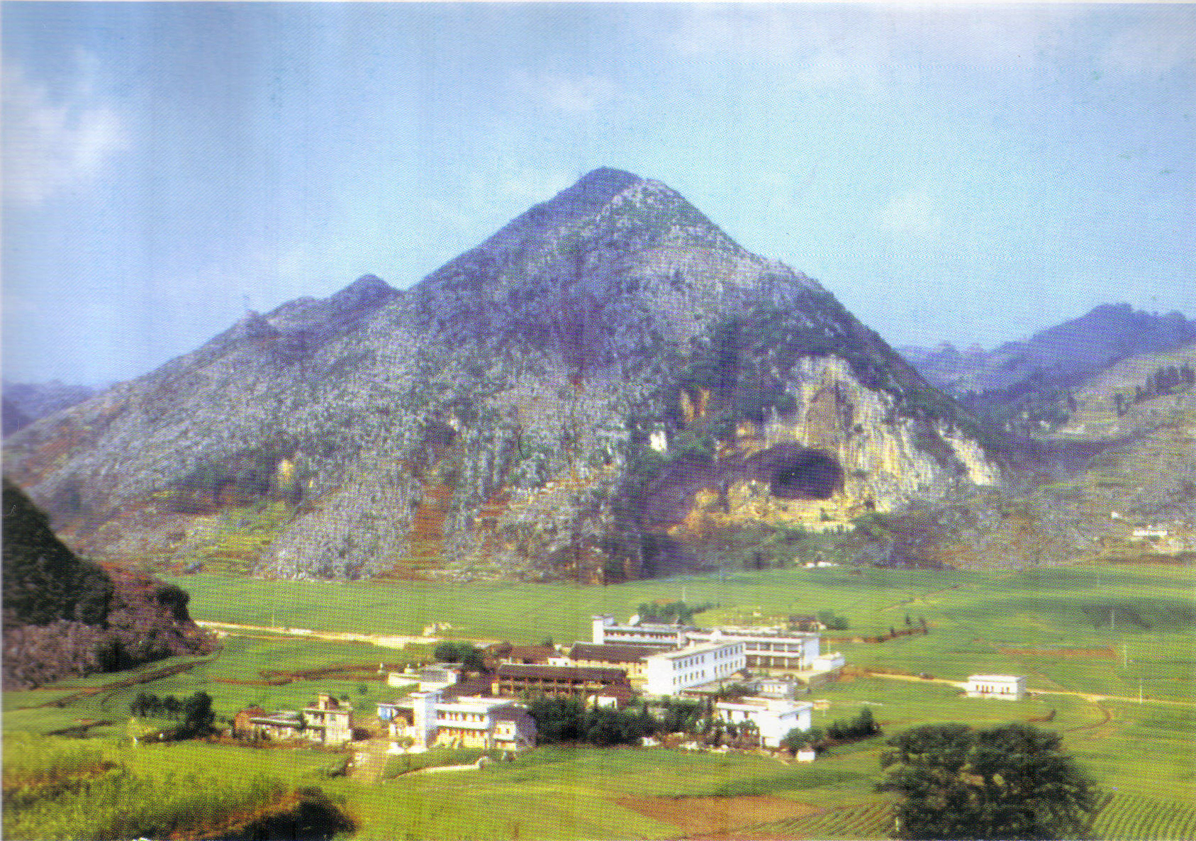 盘县大洞遗址远景.jpg