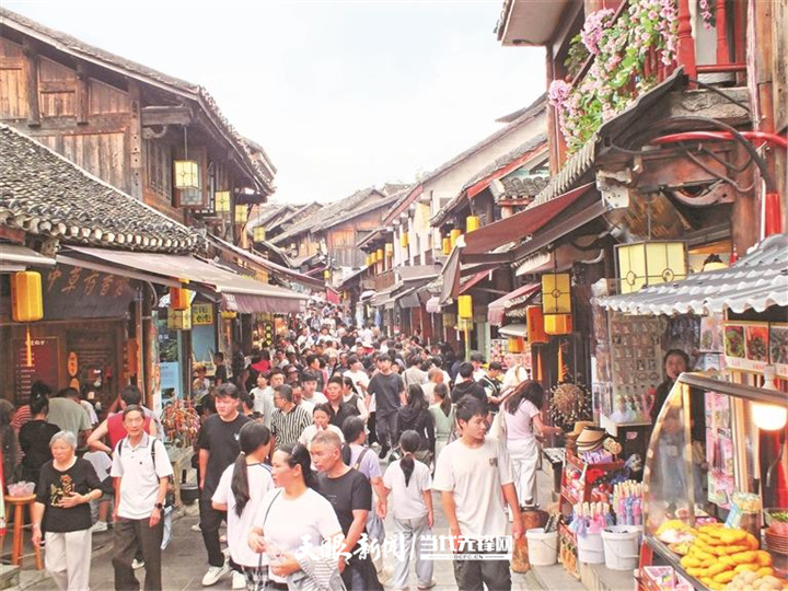 青岩古镇游人如织。 熊洪全 摄（影像贵州）.jpg