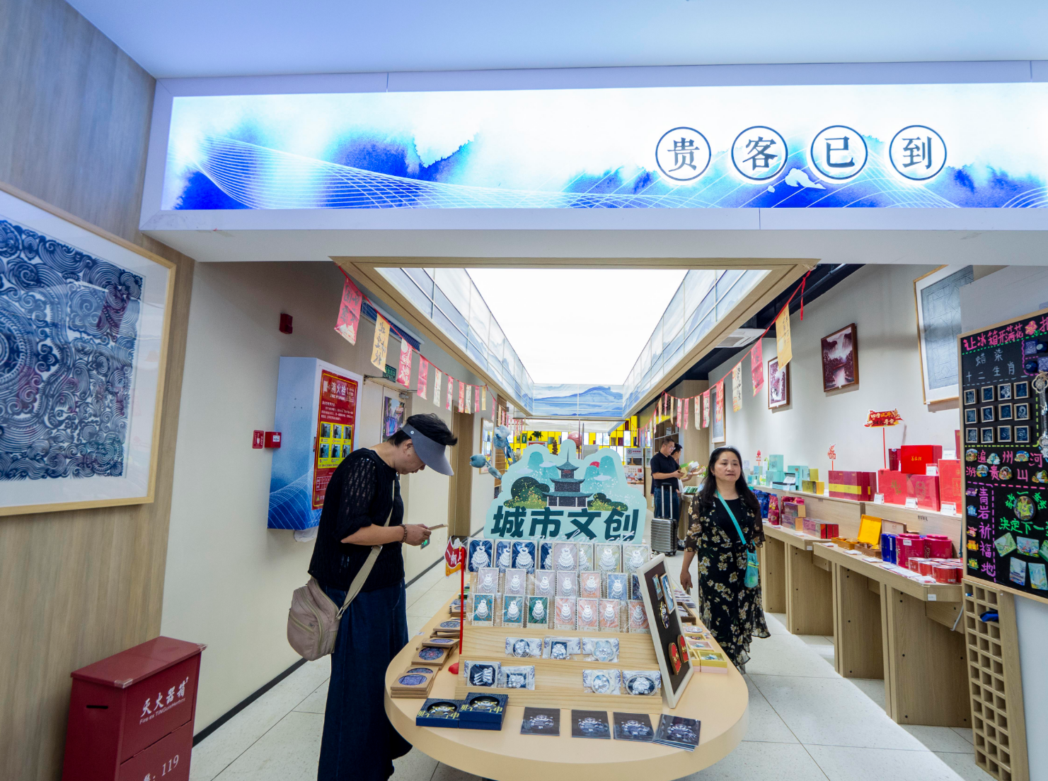 来往的游客选购商品。贵州日报天眼新闻记者 余军 摄.jpg
