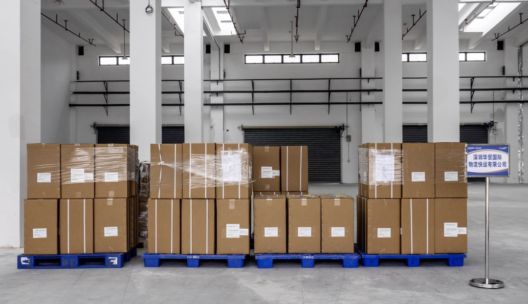 保税仓内等待投运的包裹(深圳华贸国际物流快运有限公司).jpg