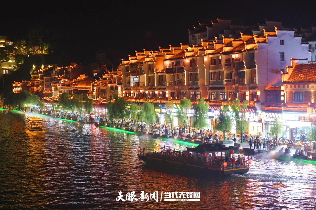 游客乘船夜游镇远古城（江春健 摄）_001.jpg