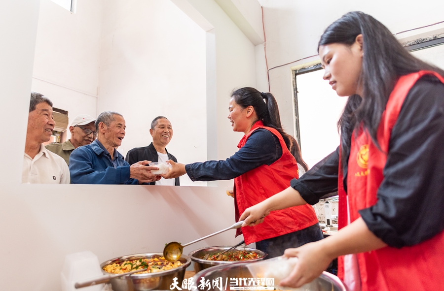 2024年6月6日，在天柱县联山街道惠民社区的老年助餐试点食堂，社区党员志愿者正在给老人打菜。.jpg