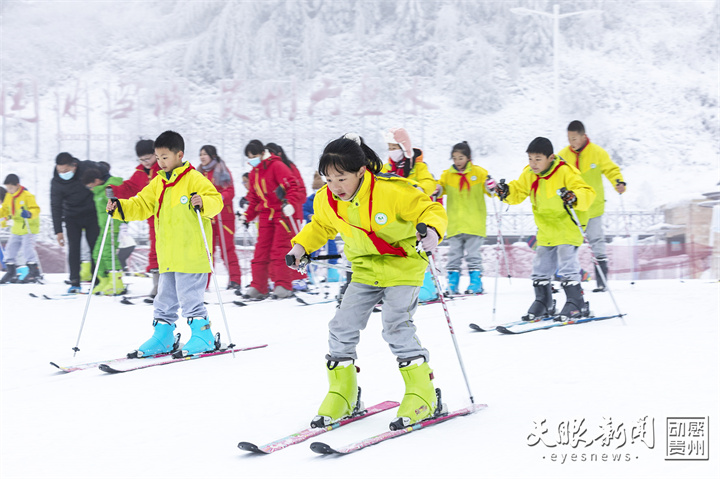 在六盘水梅花山国际滑雪场，学生们正在滑雪。贵州图片库.jpg