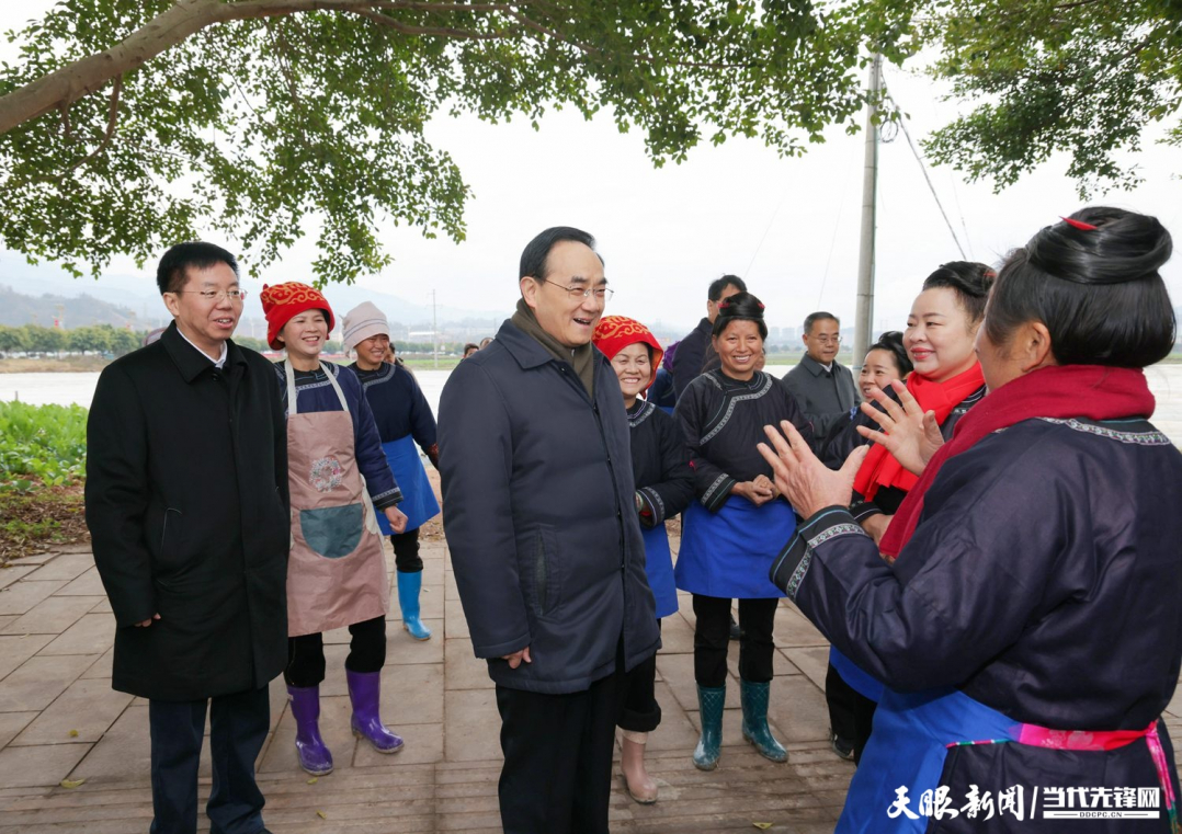 DPCL4436-1----图为徐麟在榕江县车江坝区与阳光蔬菜种植农民专业合作社的务工群众亲切交谈。贵州日报天眼新闻记者 杜朋城 摄影.jpg