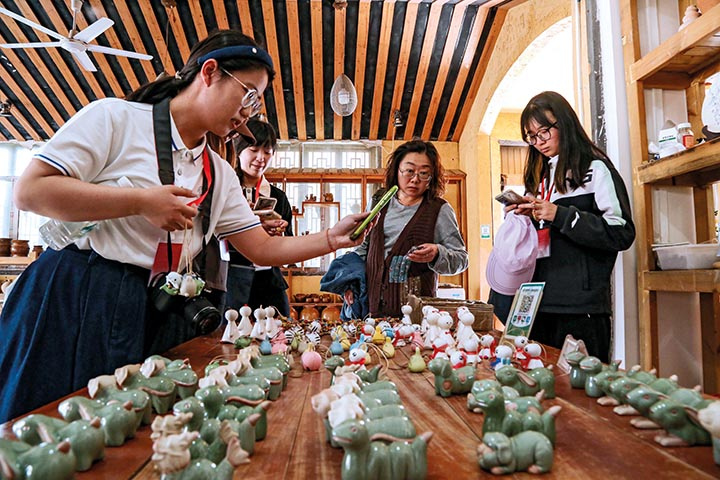 花茂村陶艺馆体选购土陶产品。李仁军 摄.jpg