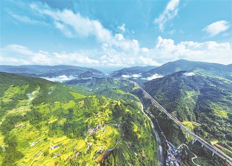 1 鸟瞰黔东南州榕江县塔石乡塔石村，蓝天白云、青山绿水、村居田园构成一幅美丽的生态画卷。周光胜 摄.jpg