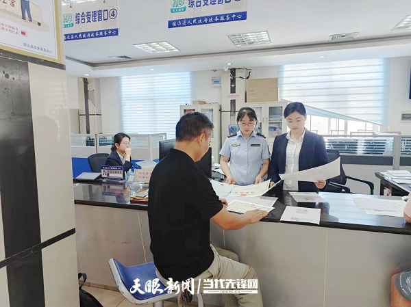 群众在镇远县政务服务中心办理“个转企”业务.png