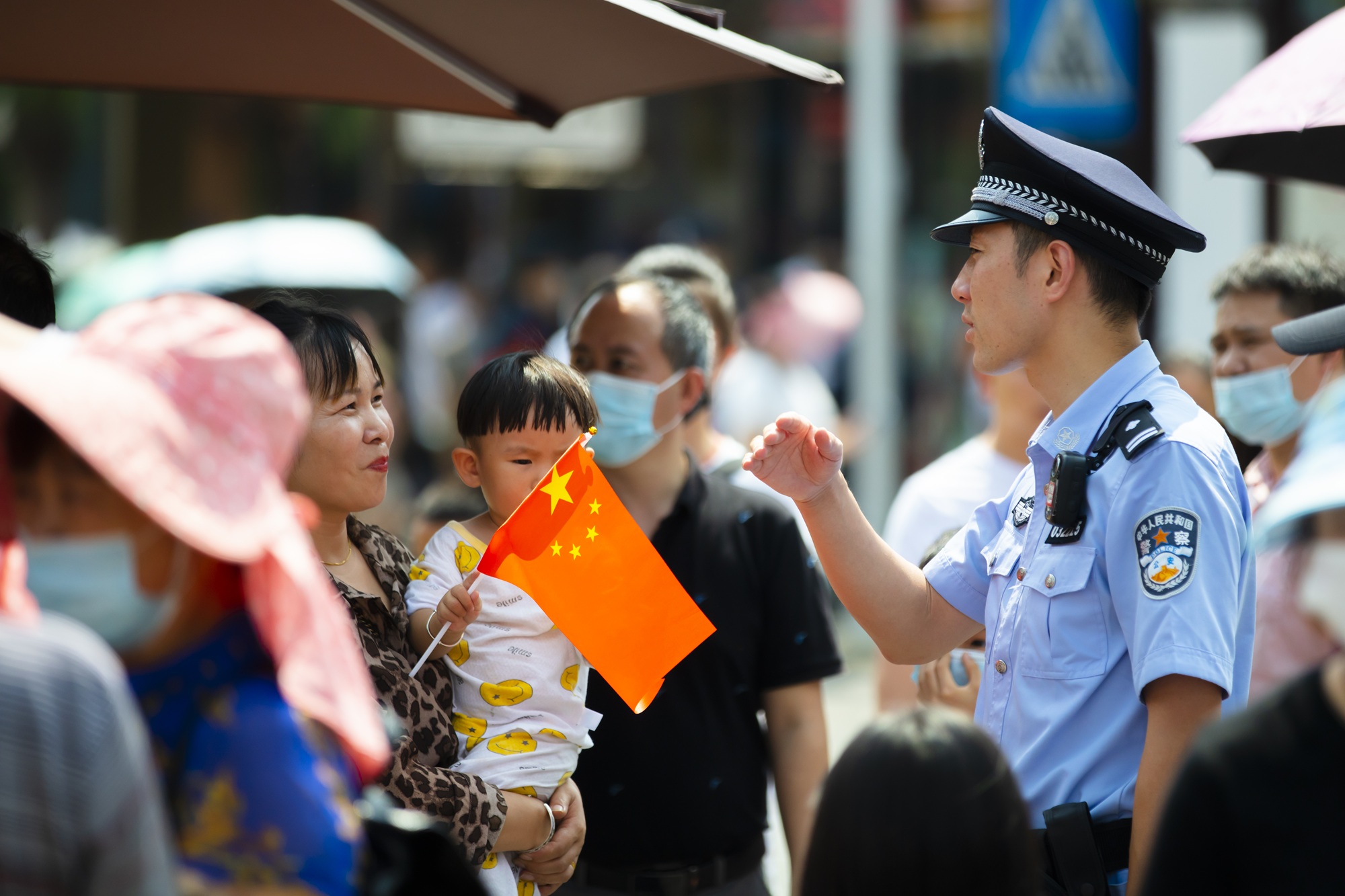 派出所民警为游客提供服务.jpg