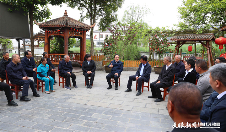 图为徐麟在播州区枫香镇花茂村与基层干部群众围座在一起，宣讲习近平总书记在贵州考察时的重要讲话精神。.jpg
