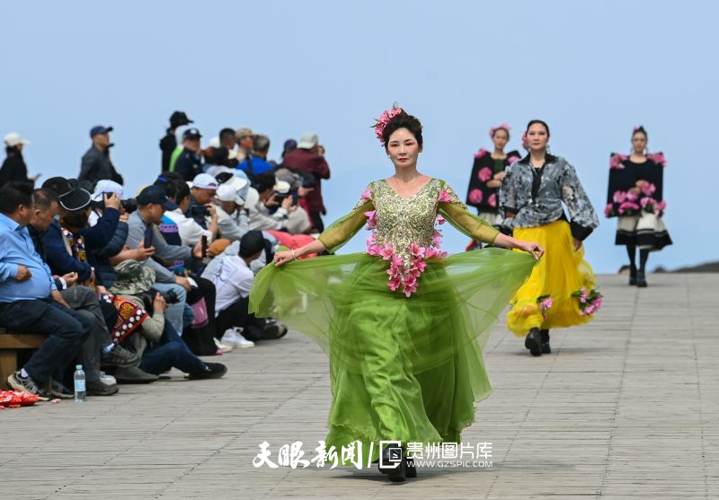 866653-2025年4月20日，贵州省六盘水市盘州市乌蒙大草原景区，模特在“乌蒙村秀”活动中走秀。.jpg