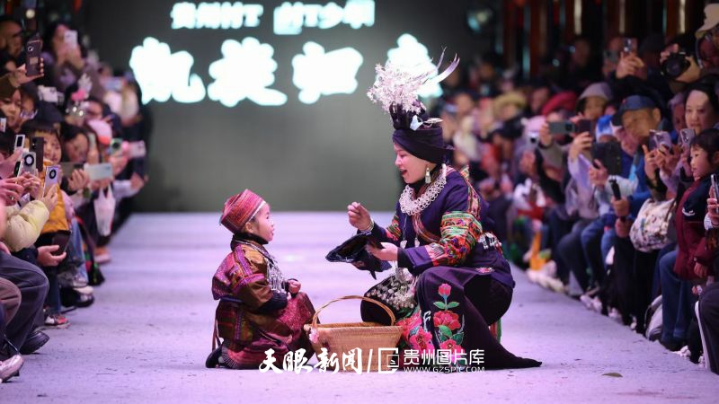 4中国国际时装周贵州“村T”返场首秀。3月29日 王飞 摄.jpg