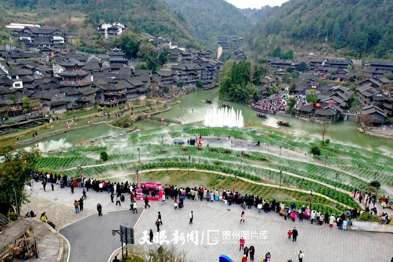 849526-2025年2月4日，游客在贵州省遵义市播州区乌江寨国际旅游度假区观看非遗独竹漂艺术表演。.jpg