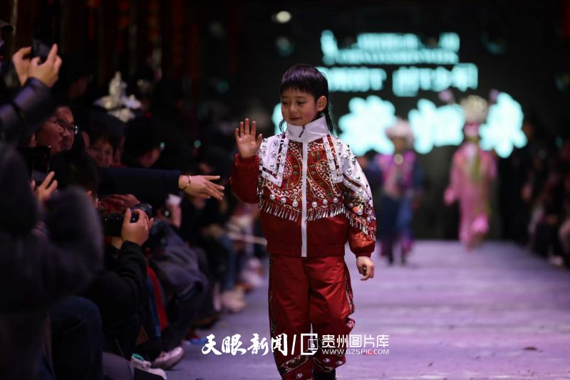 2中国国际时装周贵州“村T”返场首秀。3月29日 王飞 摄.jpg