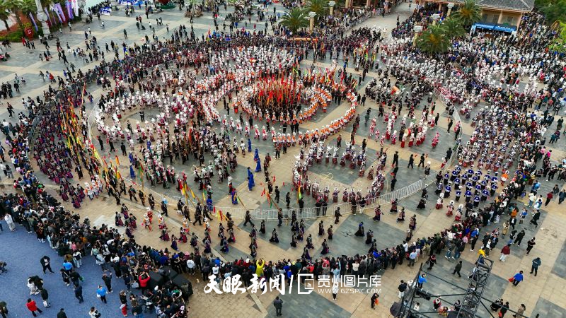 863774-2025年4月12日，在贵州省黔东南苗族侗族自治州台江县姊妹广场，当地少数民族群众跳起欢快的芦笙舞。.jpg