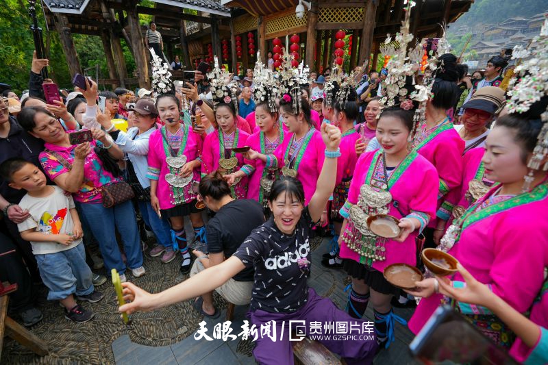 866230-4月19日，侗族群众在贵州省黎平县肇兴侗寨寨门为游客敬酒。.jpg