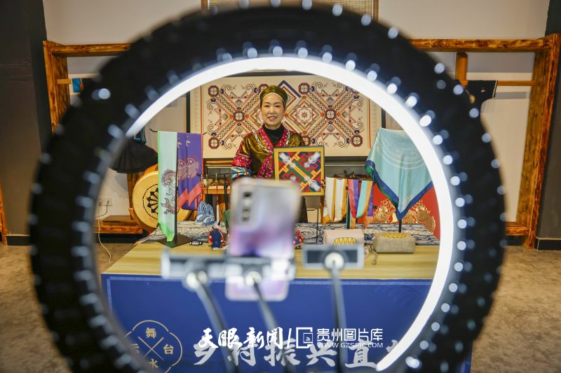 851972-2025年3月8日，龙禄颖在公司的乡村振兴直播间推介苗绣文创产品。.jpg