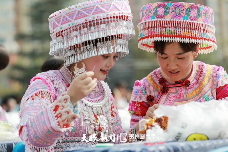 861634-2025年4月4日，在贵州省黔西市行政中心广场，百名绣娘在绣长卷、绣“福牛”。(1).jpg
